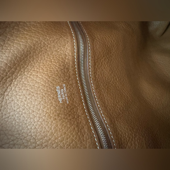 Hermes Tan Leather Tote Bag
Approx 16.5” high X 6”deep X 13” wide 6” strap drop - Picture 10 of 10